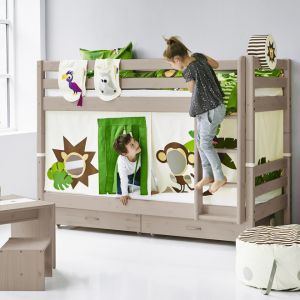 Dzieci uwielbiają łóżka piętrowe. Kolorowe zasłonki dodatkowo urozmaicą mebel. Fot. Flexa