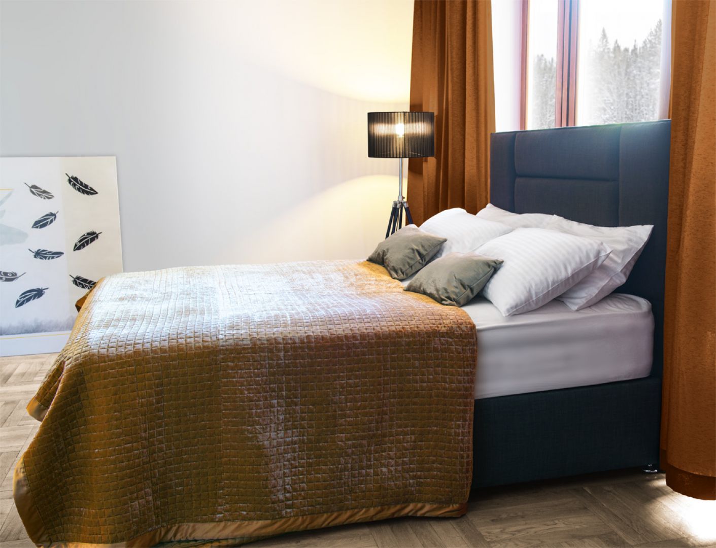 Łóżka angielskie charakteryzuje solidna konstrukcja tapicerowanej, najczęściej drewnianej, dość wysokiej podstawy, miękki zagłówek oraz wygodny materac. Fot. Cotton&Co