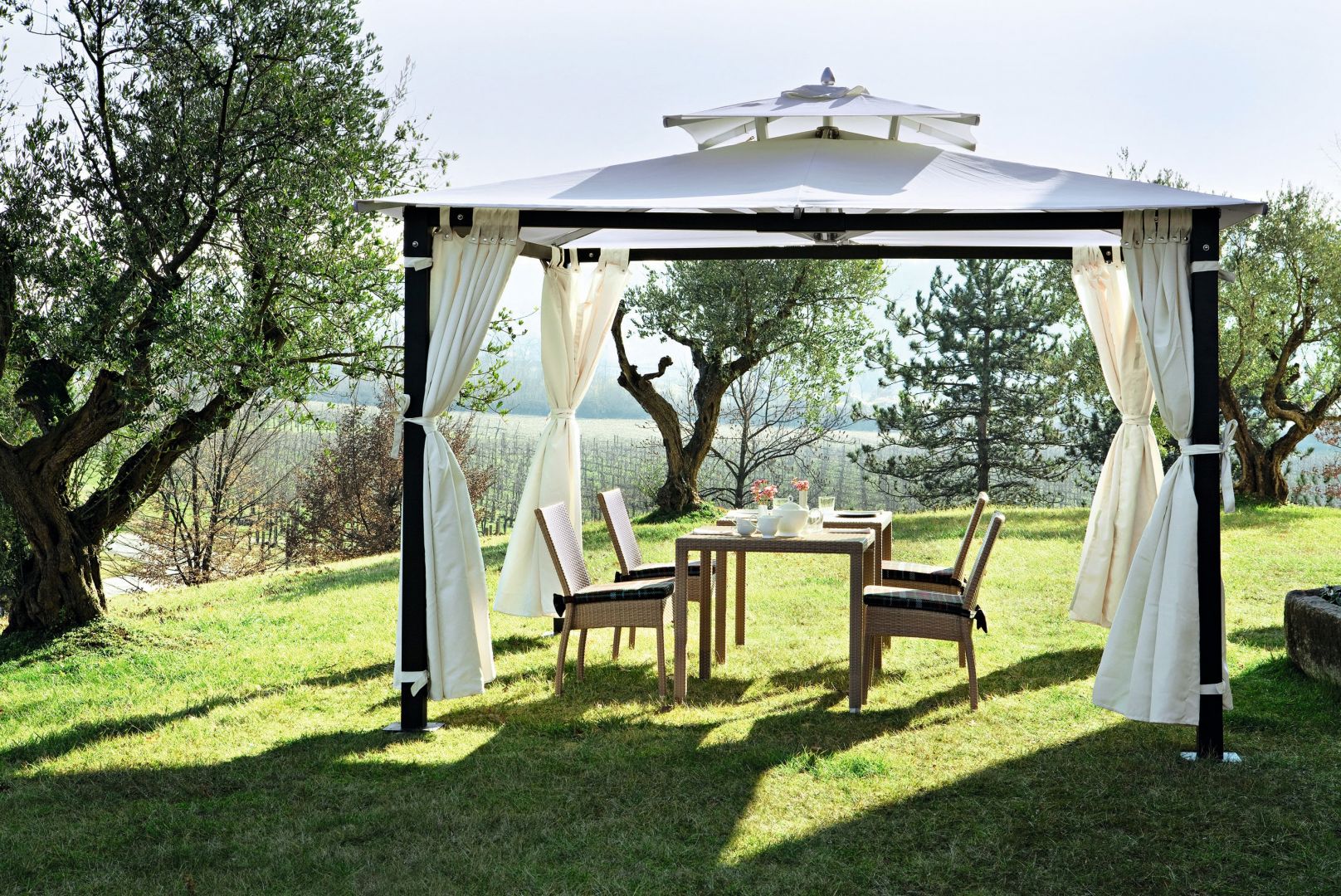 Altanka lub składany namiot ogrodowy zapewnią doskonałą ochronę przed palącym słońcem. Fot. Varaschin