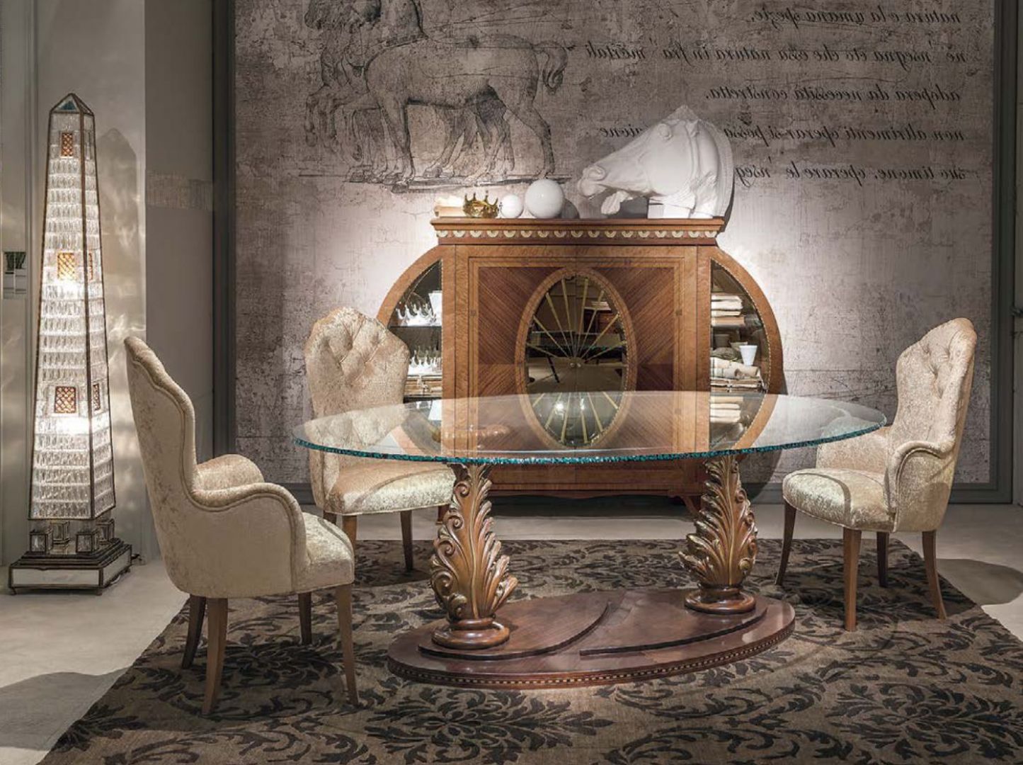 Stół TA57 marki Carpanelli. Jego największą ozdobą jest misternie  rzeźbiona podstawa ze złoceniami. Fot. Galeria Heban