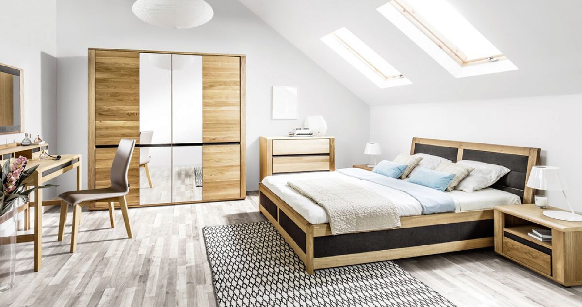 Sypialnia Hill rozjaśni sypialnię i doda jej elegancji. gustownym elementem są boki i zagłówek łóżka utrzymane w ciemnym kolorze. Fot. Paged