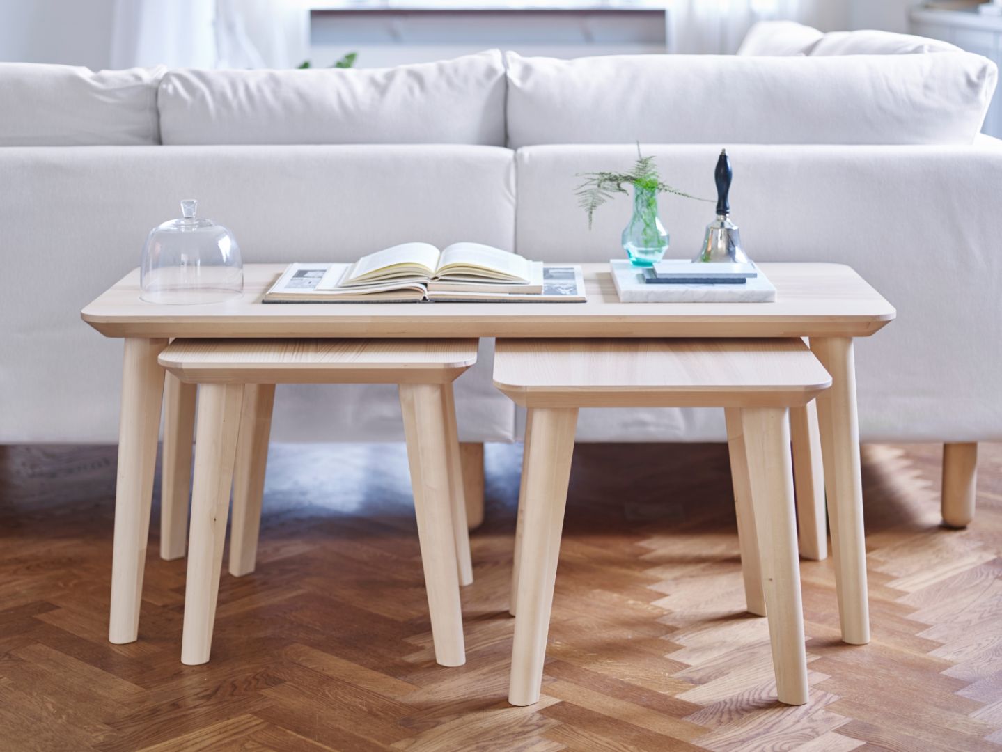 Ława z kolekcji Lisabo i stołki, które w razie potrzebu mogą być użyte jako stolik dodatkowe lub wygodne miejsce do siedzenia. Fot. IKEA