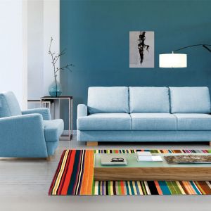 Sofa Ardea. W sofie znajduje się duży pojemnik, ozdobne barwione bukowe nóżki występują zarówno w sofie jak i w fotelu. Fot. Meblomak