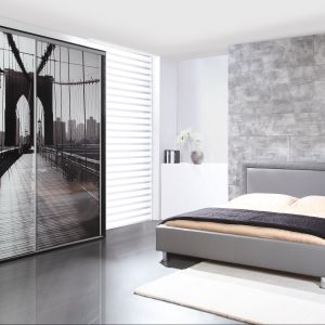 Łóżko Pik tapicerowane szarą tkaniną świetnie wpisuje się w minimalistyczną aranżację wnętrza.  Fot. Wajnert