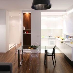 Całkowicie biała kuchnia może optycznie bardzo powiększyć małe pomieszczenie. Projekt: Katarzyna Merta-Korzniakow. Fot. Bartosz Jarosz