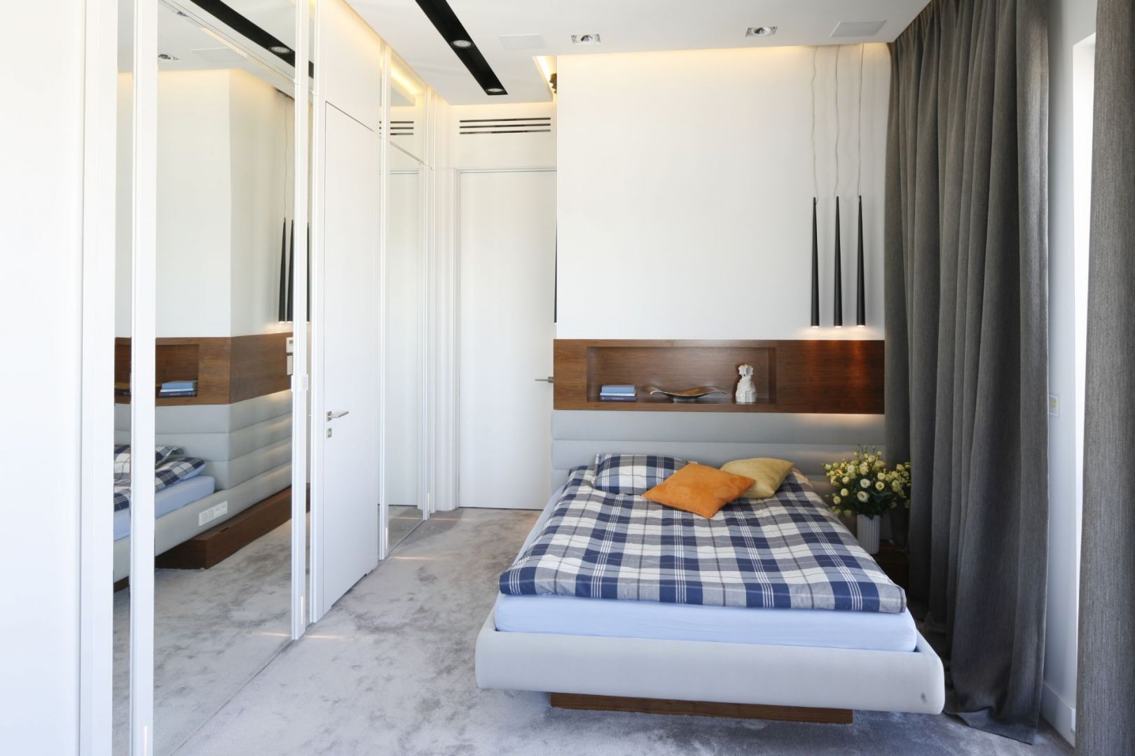 Szafa lub garderoba z lustrem, optycznie powiększy małą przestrzeń sypialni. Projekt: Monika i Adam Bronikowscy. Fot. Bartosz Jarosz