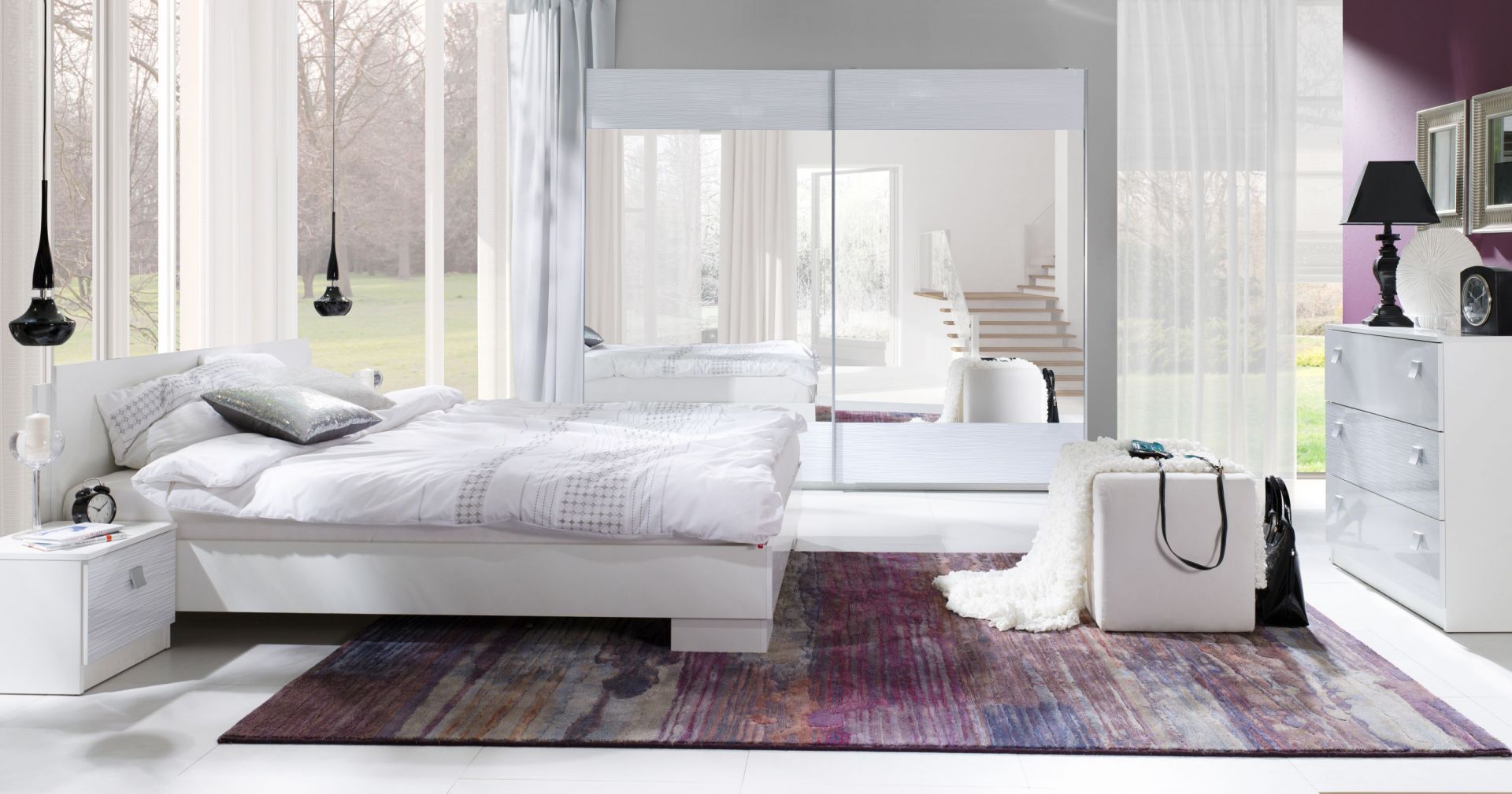 Sypialnia Lux Stripes to meble w wersji total look. Lakierowane powierzchnie brył optycznie powiększą wnętrze sypialni. Fot. Maridex
