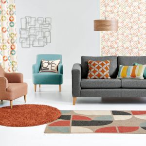 Fotele Carter mają modernistyczną formę. Dostępne są w wielu pięknych kolorach tapicerek. Fot. Next