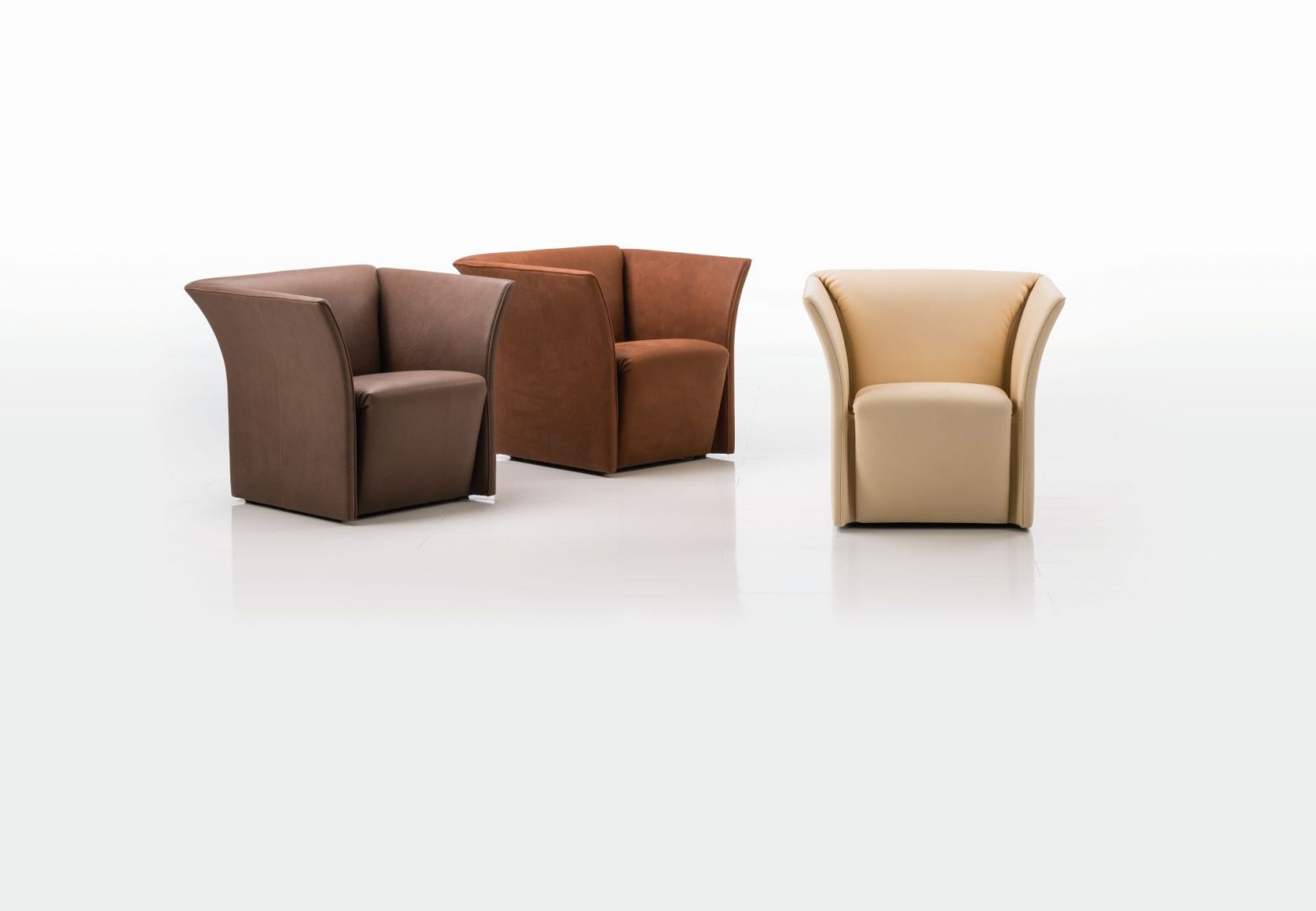 Fotele Magnat mają elegancką formę, a rozwijające się ku zewnętrzu podłokietniki zapewnią wygodę siedzenia. Fot. Brühl