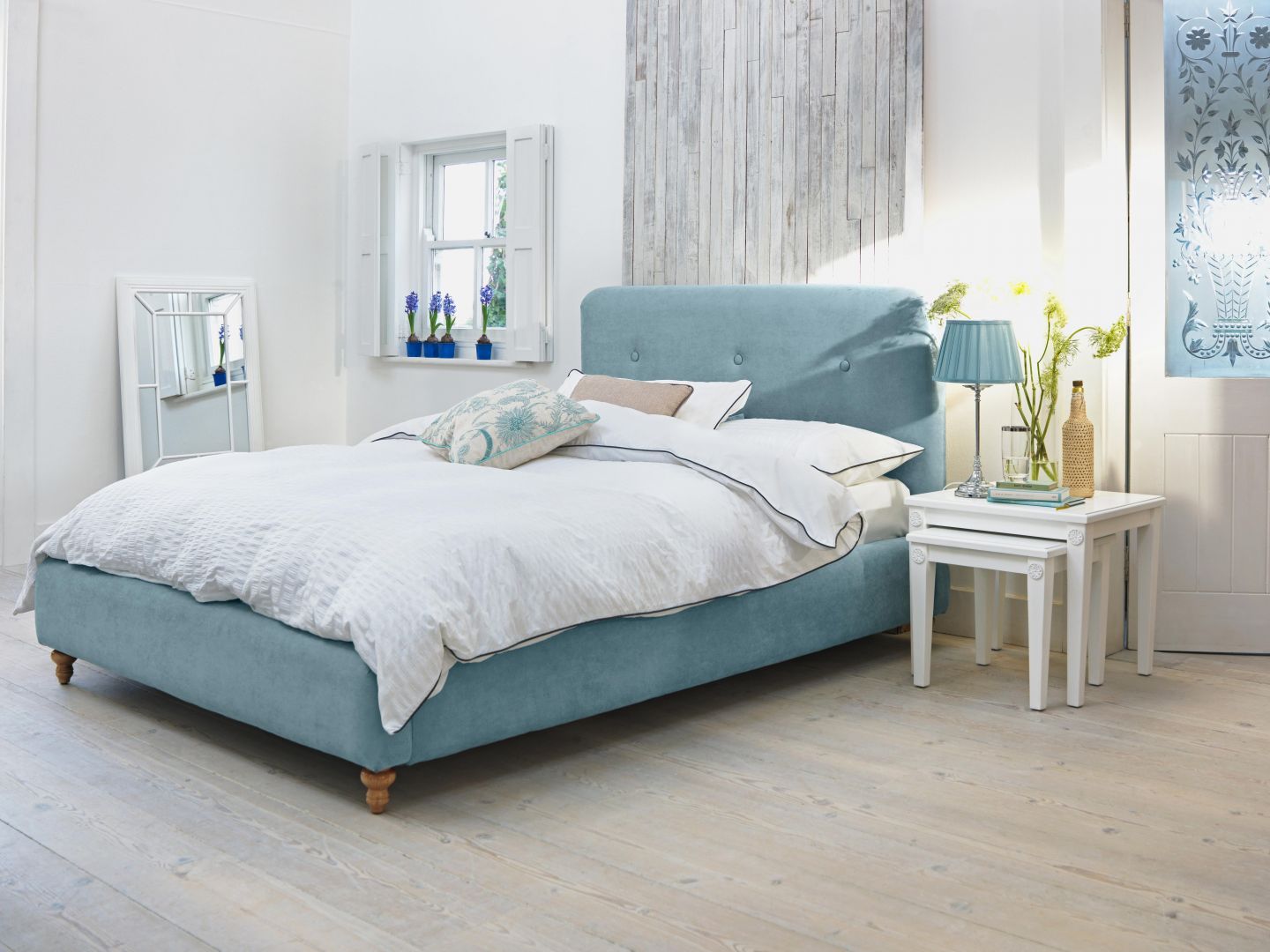 Niebieska tkanina łóżka nada wnętrzu sypialni świeży styl. Fot. Agros