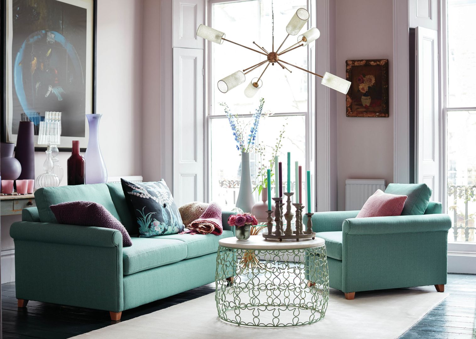Sofa w kolorze nada aranżacji salonu charakteru. Warto jednak pamiętać, aby kolorystyka pasowała do stylu wnętrza. Fot. Dfs Furniture