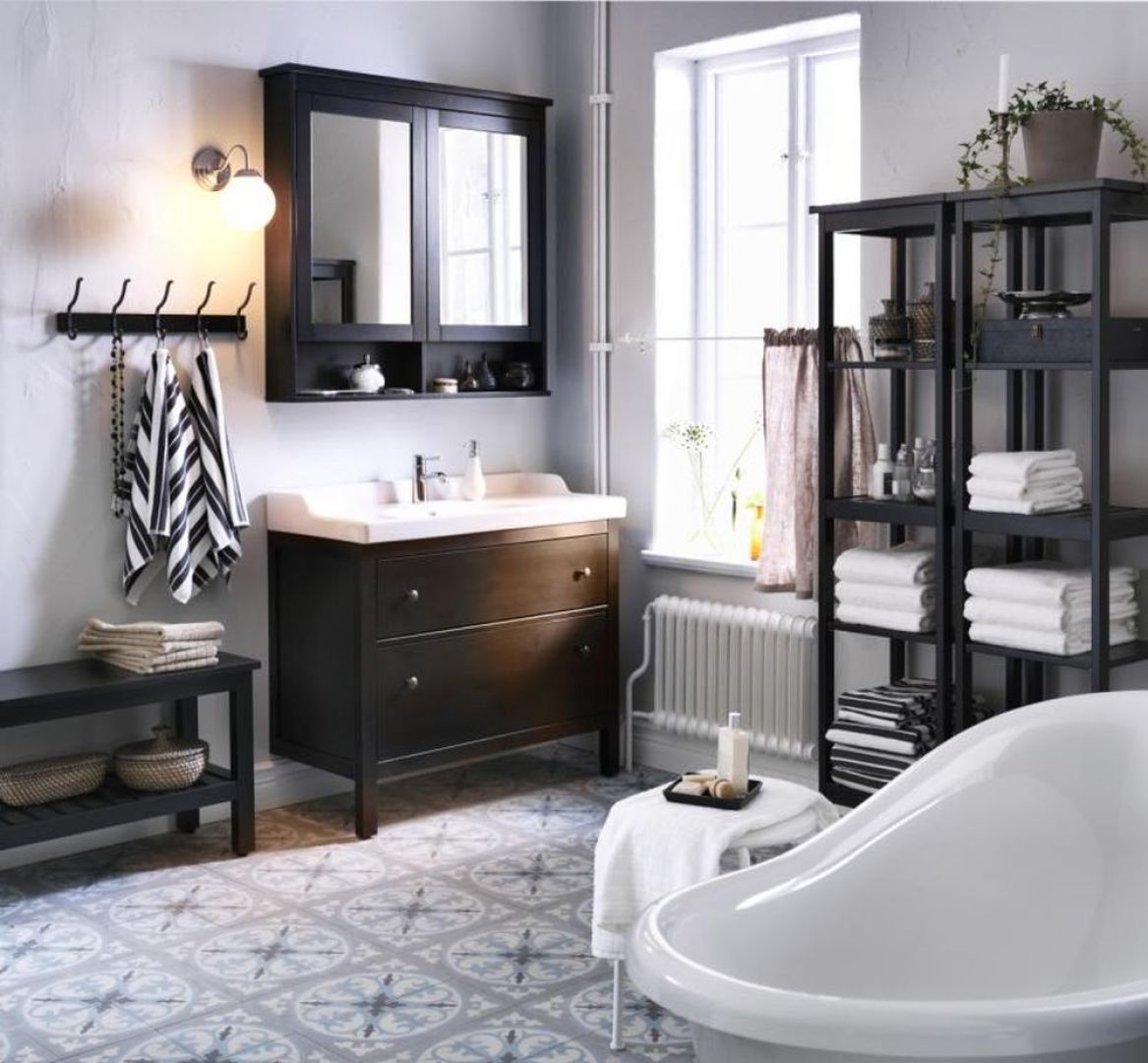 Kolekcja Hemnes w ciemnym kolorze brązu nada łazience elegancki styl. Fot. IKEA