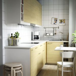 Relingi i składany stolik to dobre rozwiązania do małej kuchni. Fot. IKEA