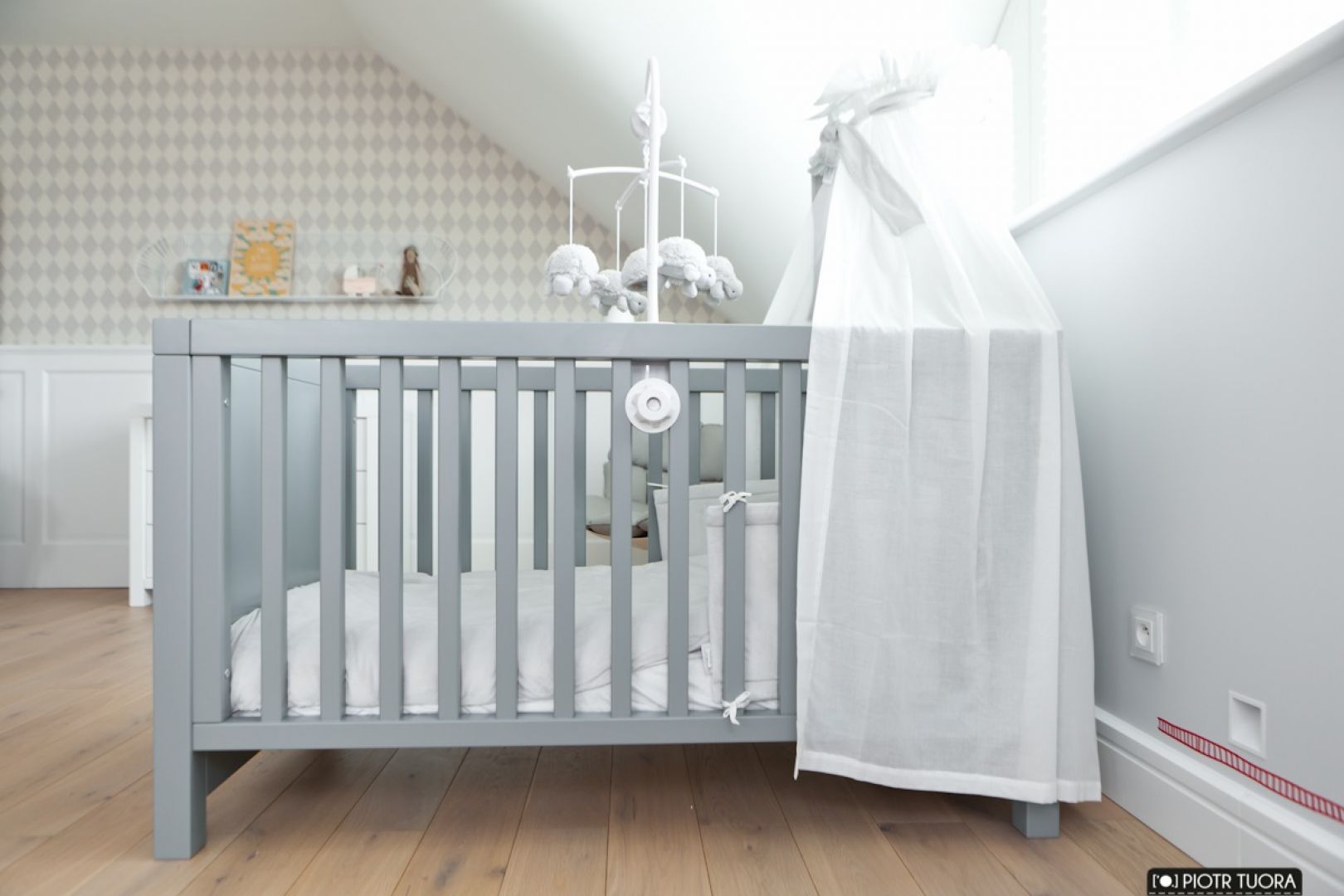 Pierwsze łóżeczko dziecka powinno być estetyczne, ale również zapewniać mu bezpieczeństwo. Fot. Muppetshop
