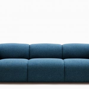 Sofa Swell ma obłe kształty. Fot. Normann Copenhagen