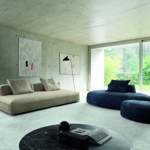 Milos to sofa o niespotykanym kształcie, określana przez producenta jako "wyspa", na której można idealnie się zrelaksować i odstresować. Fot. Desiree