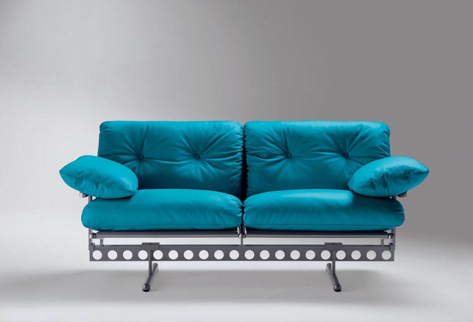 Sofa „Ouverture” włoskiej marki Poltrona Frau (projekt: Pierluigi Cerri) wspiera się na industrialnej, stalowej belce, po której można przesuwać wsporniki. Fot. Poltrona Frau