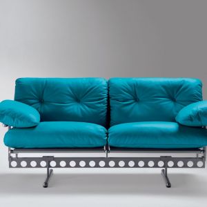 Sofa „Ouverture” włoskiej marki Poltrona Frau (projekt: Pierluigi Cerri) wspiera się na industrialnej, stalowej belce, po której można przesuwać wsporniki. Fot. Poltrona Frau