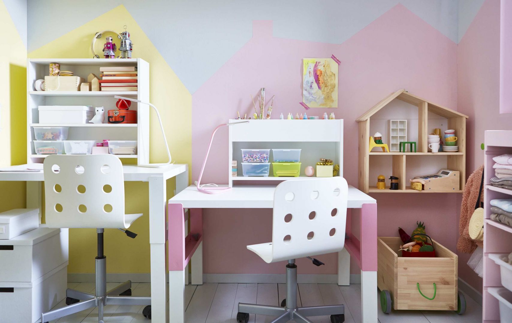 Biurko i półki jako nadstawki pomogą utrzymać porządek w rzeczach do nauki. Fot. IKEA