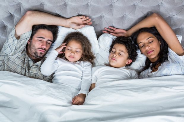 Sypialniane łóżko to szczególne miejsce w każdym rodzinnym domu. Pełni funkcję wypoczynkową i może być przestrzenią dla zabawy rodziców z dziećmi. Czym kierować się, wybierając mebel dla dorosłych, którzy regularnie dzielą go ze swoimi 