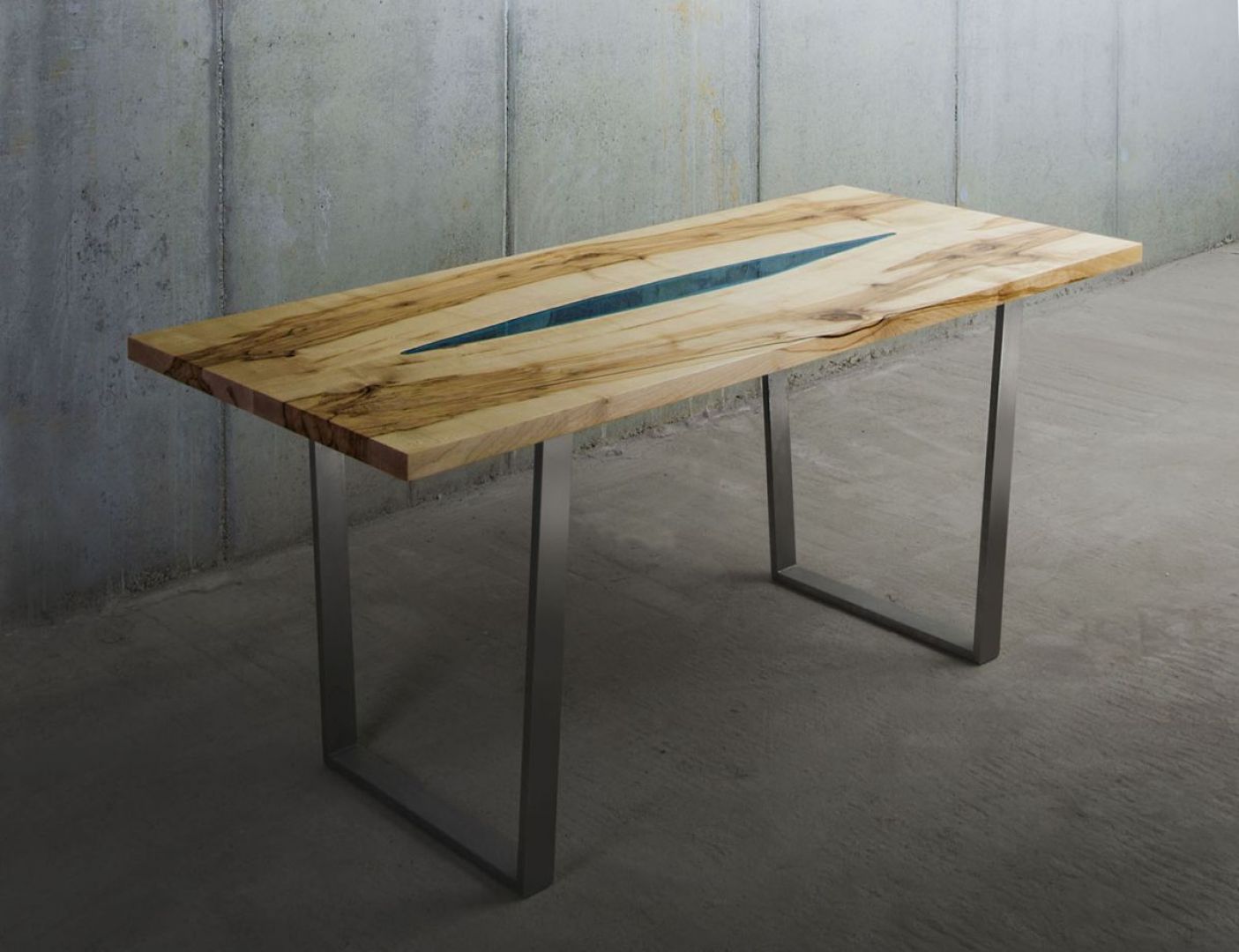 Stół z błękitnym szkłem. Fot. Malita Just Wood