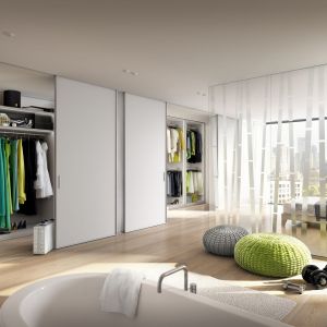 Duża, jasna zabudowa stanowowi idealne tło dla aranzacji sypialni. Pozwala też przechowywać codzienne ubrania, jak i rzeczy sezonowe. Fot. Raumplus