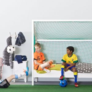 Łóżko w kształcie bramki futbolowej to nie lada gratka dla chłopca. Szczególnie, jeśli uwielbia grać w piłkę. Fot. Woood