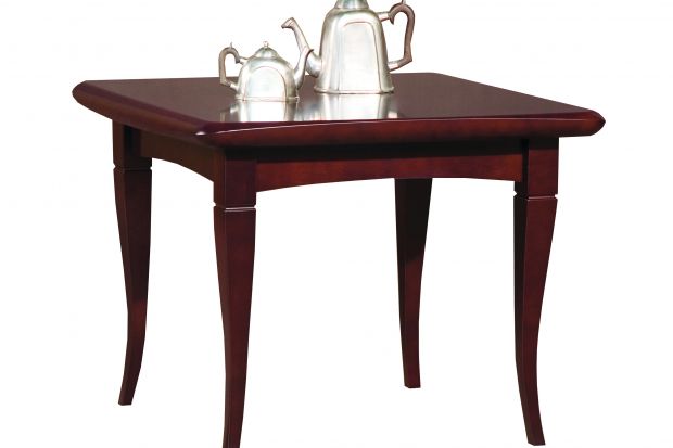 Elegancki stolik kawowy spodoba się zapewne zwolennikom klasyki we wnętrzach.