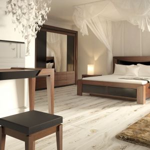 Sypialnia Sempre składa się z podwójnego łoża z zagłówkiem, któremu towarzyszą zgrabne szafki nocne, toaletki z lustrem na długich, wysmukłych nogach, tapicerowanego stołka i czterodrzwiowej szafy z lustrem. Fot. Mebin