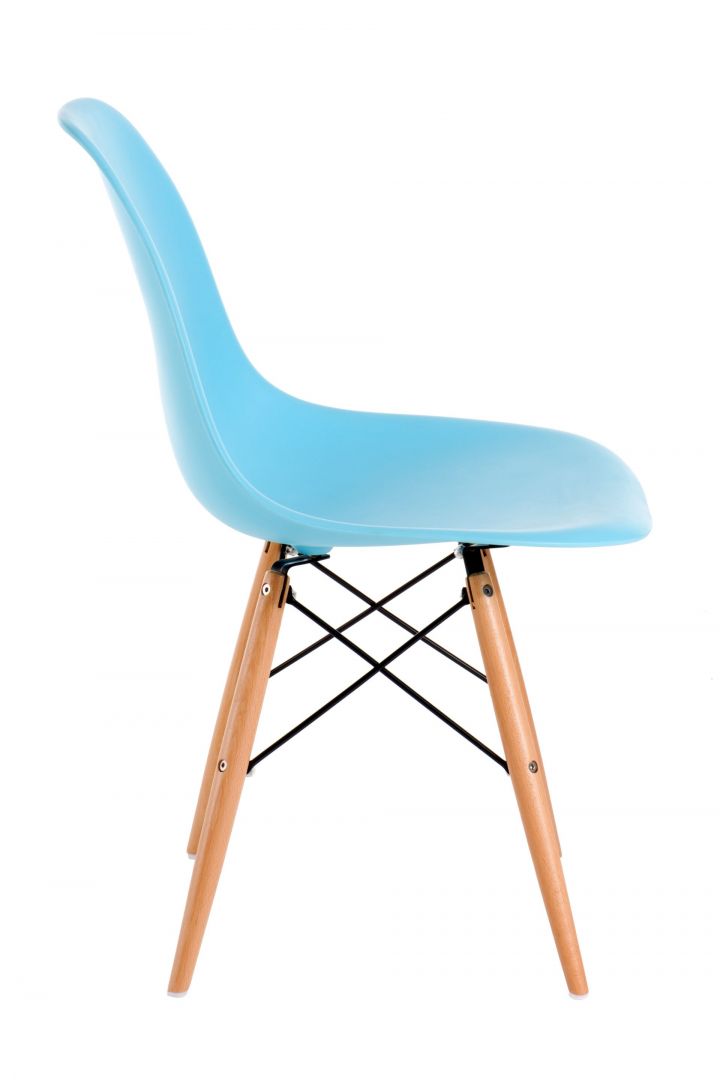 Krzesło Comet w kolorze niebieskim sprawdzi się w jadalni, ale również przy biurku w pokoju dziecka. Fot. Mia Home Passion
