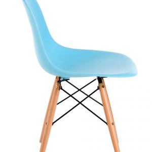 Krzesło Comet w kolorze niebieskim sprawdzi się w jadalni, ale również przy biurku w pokoju dziecka. Fot. Mia Home Passion