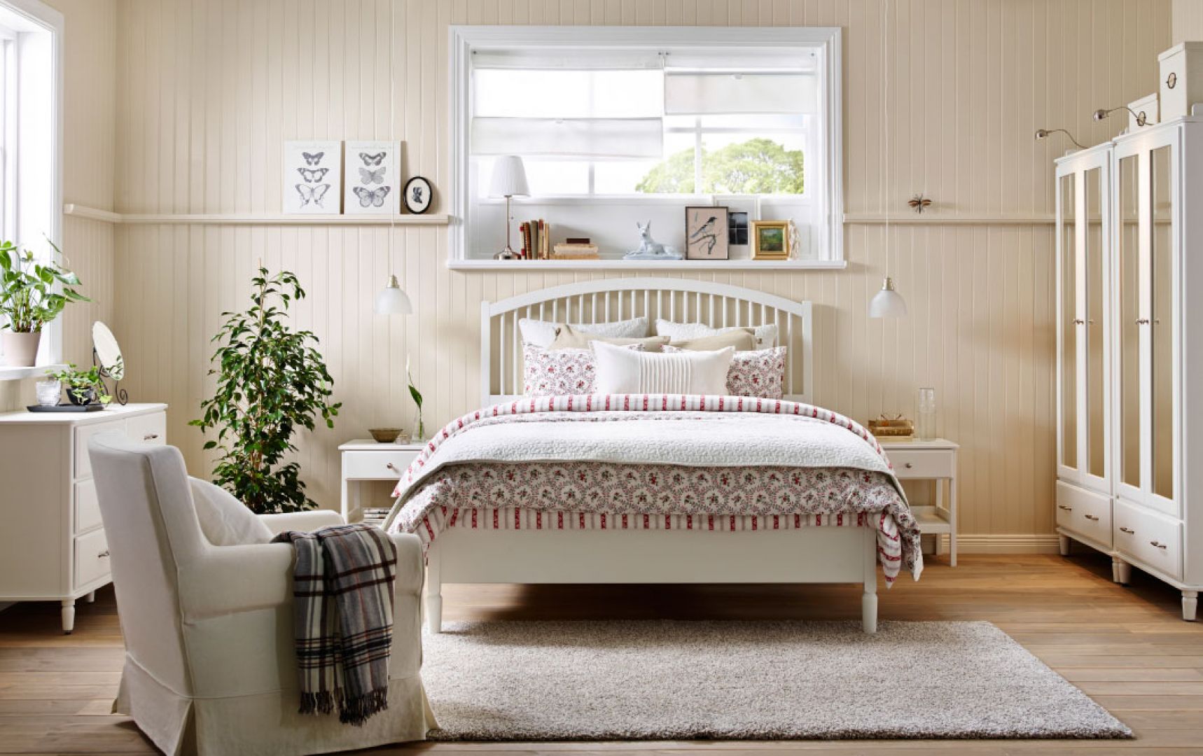 Tyssedal to stylowe łóżko do sypialni, utrzymane w śnieżnobiałym kolorze. Fot. IKEA