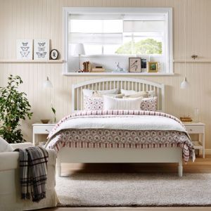 Łóżko z serii Tyssedal świetnie pasuje do wnętrz w stylu skandynawskim. Fot. IKEA