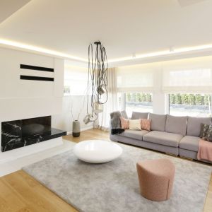 Z pastelowymi dodatkami szara sofa tworzy przytulne i jasne wnętrze. Projekt: Agnieszka Hajdas-Obajtek. Fot. Bartosz Jarosz
