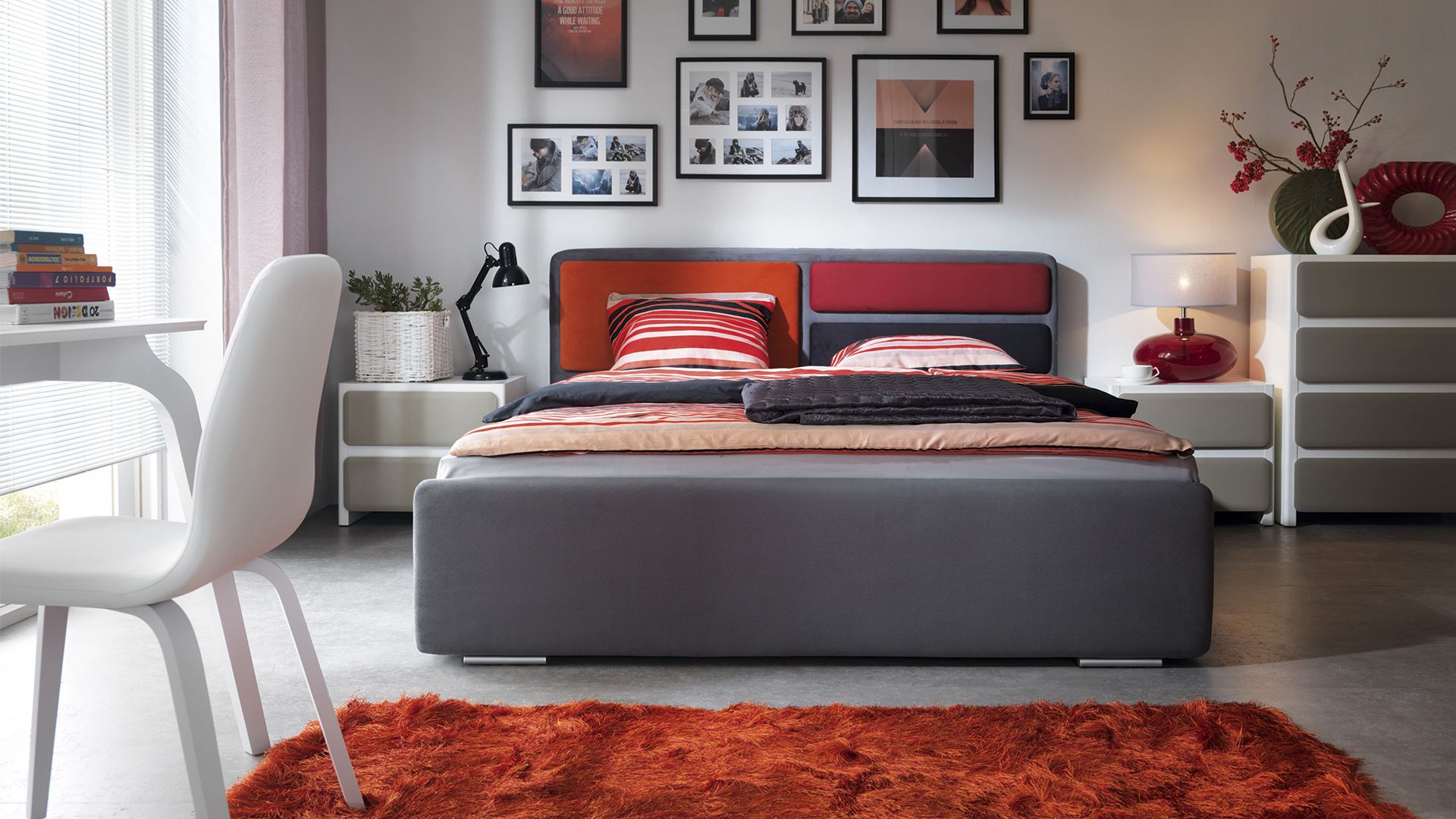 Sypialnia Possi. Łóżko oraz zagłówek dostępne są w wielu opcjach kolorystycznych. Fot. Black Red White 