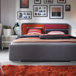 Sypialnia Possi. Łóżko oraz zagłówek dostępne są w wielu opcjach kolorystycznych. Fot. Black Red White 