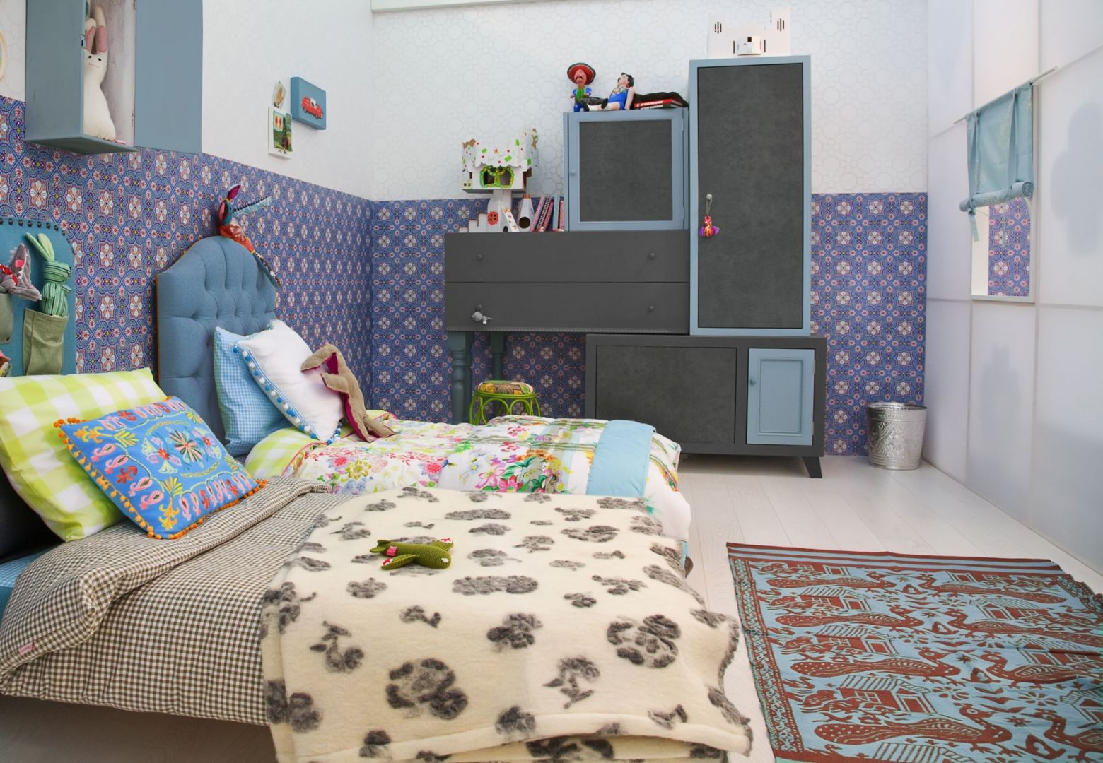 Błękitne elementy w pokoju dziecka. Na zdjęciu dekor smooth concrete graphite oraz niebieski. Fot. Pfleiderer