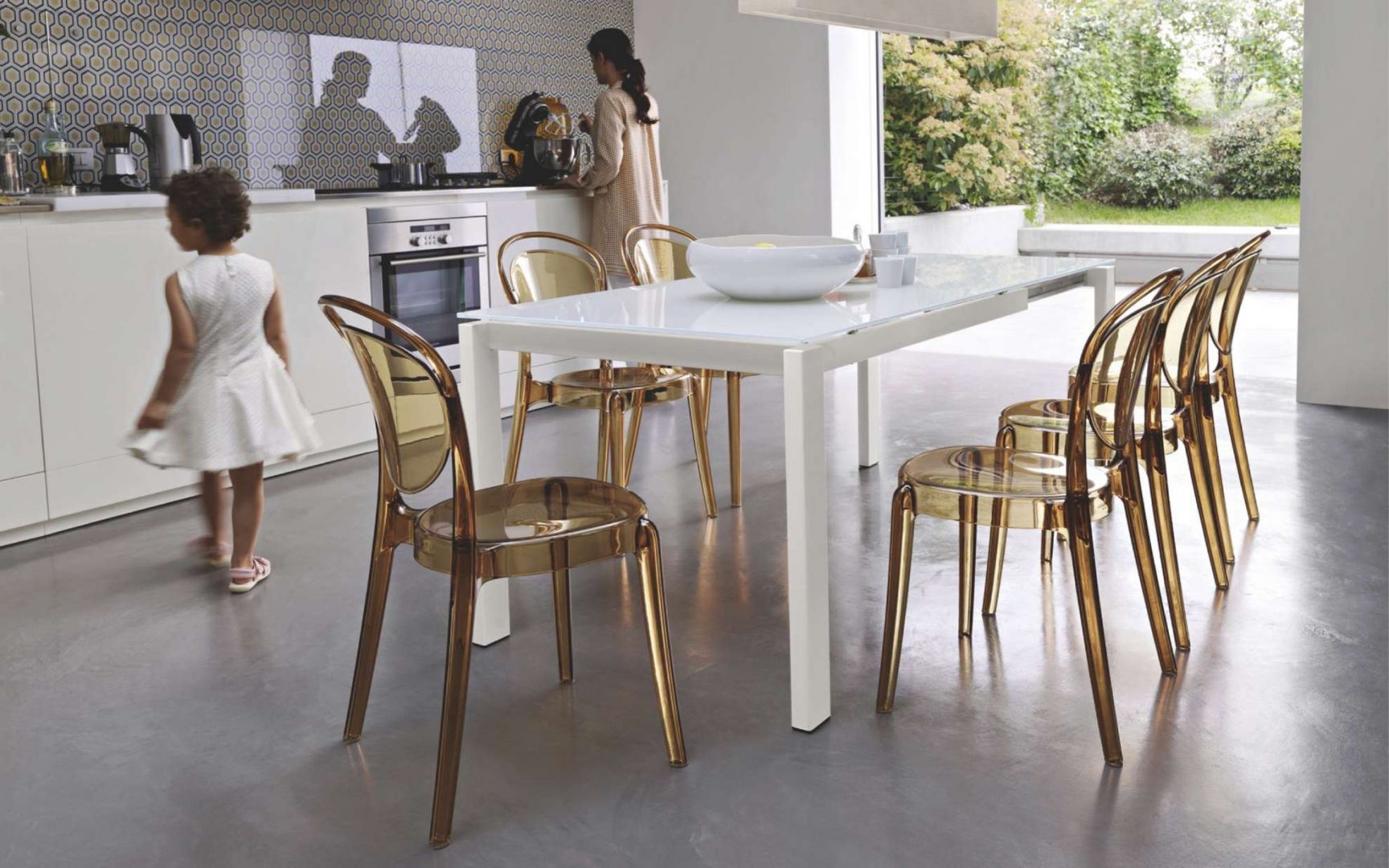 Biały stół o nowoczesnej formie doskonale komponuje się z krzesłami wykonanymi z tworzywa sztucznego. Fot. Kler