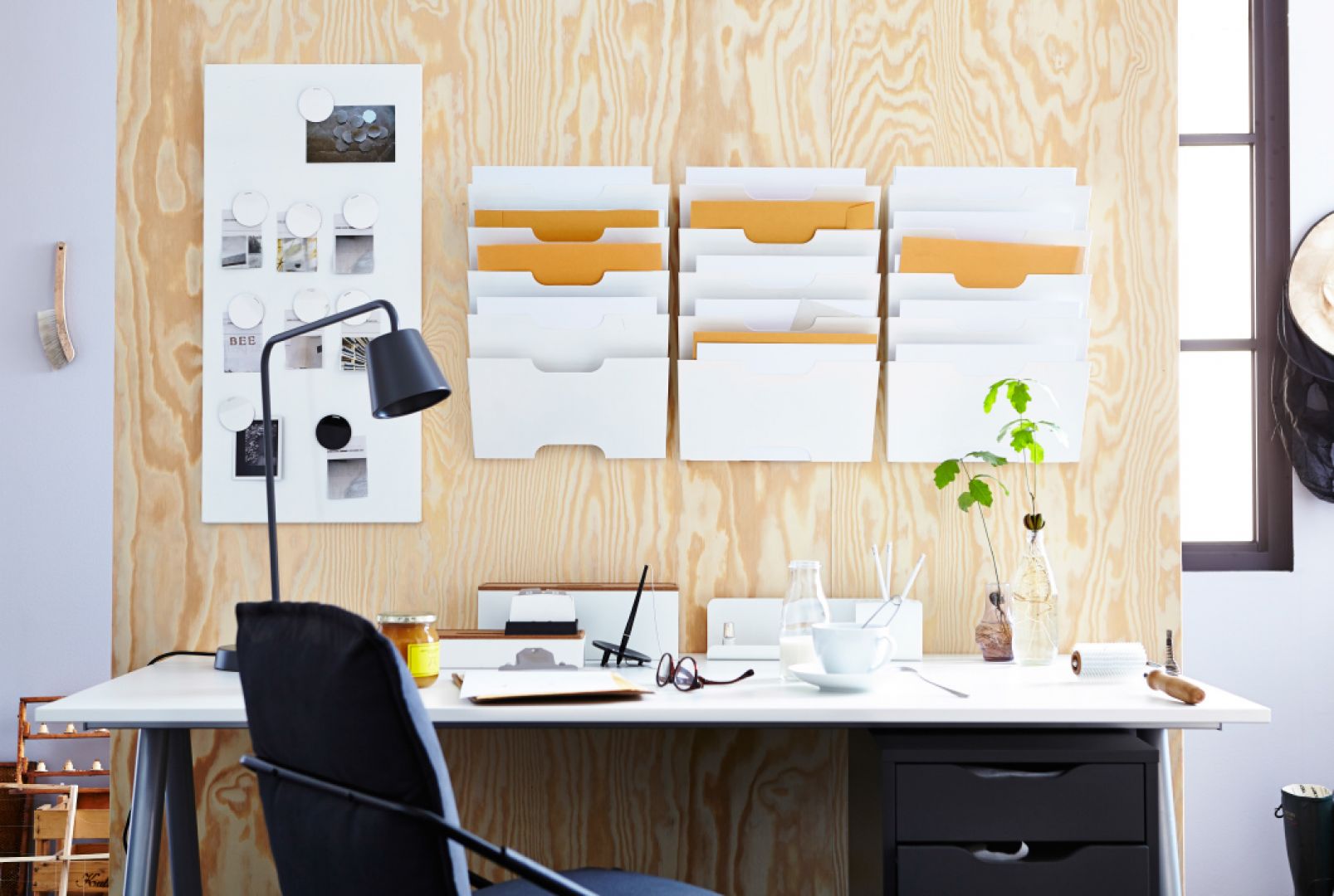 Ściana ze sklejki nie tylko ozdobi wnętrze, ale może posłużyć jako ogromna tablica informacyjna. Fot. IKEA