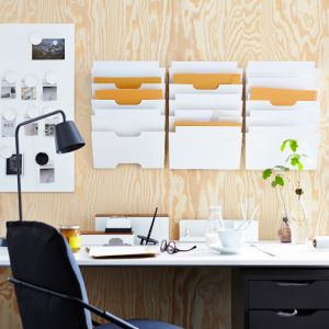 Ściana ze sklejki nie tylko ozdobi wnętrze, ale może posłużyć jako ogromna tablica informacyjna. Fot. IKEA