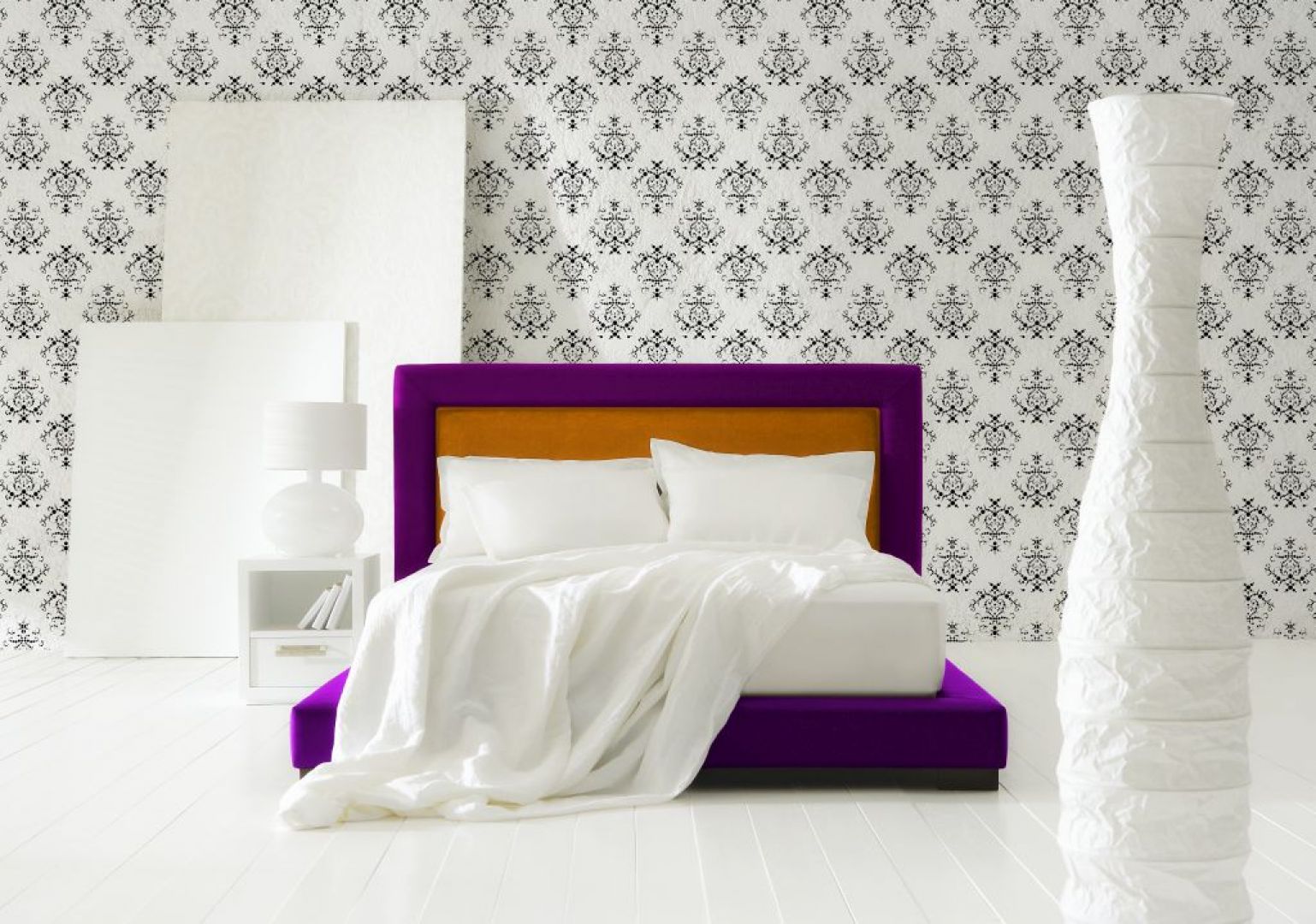 Wrażenie przytulności sypialni w fioletach można jednak osiągnąć tylko w jednej sposób: skupiając się na centralnym meblu tego pomieszczenia, czyli łóżku. Fot. Fabryka Materacy Janpol