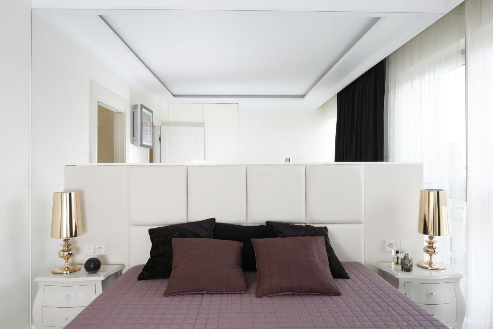 Lustro na ścianie nad łóżkiem optycznie powiększy pomieszczenie. Projekt: Katarzyna Uszok. Fot. Bartosz Jarosz
