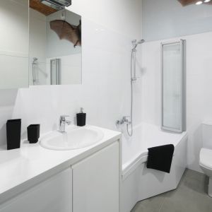 Całkowicie biała łazienka będzie wydawała się większa, niż jest w rzeczywistości. Projekt: Tomasz Jasiński. Fot. Bartosz Jarosz