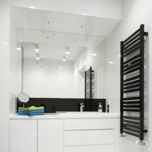 Biel i czerń pasują do siebie idealnie. Czarne dodatki w białej łazience sprawią, że wnętrze będzie stylowe. Projekt: Małgorzata Galewska. Fot. Bartosz Jarosz