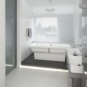 Oprócz bieli warto zastosować dużą ilość szkła. Dzięki niemu łazienka będzie prosta do utrzymania w czystości. Projekt: Katarzyna Mikulska-Sękalska. Fot. Bartosz Jarosz