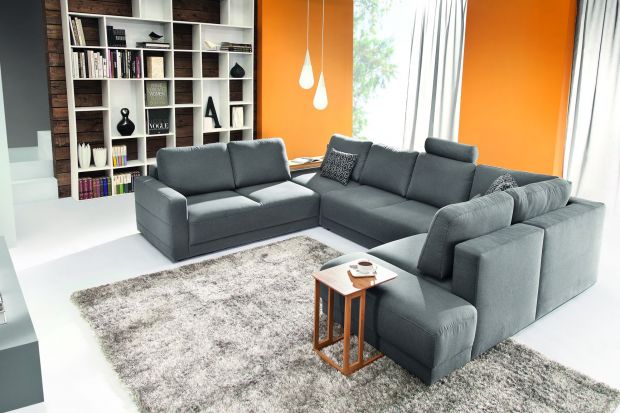 W przestronnym salonie możemy pozwolić sobie na sofę o dużych rozmiarach. Tym samym sprawimy, że strefa wypoczynku będzie wyjątkowo komfortowa.