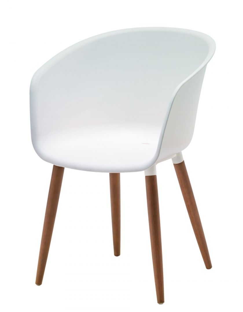 Fotel Varming to nowoczesny mebel inspirowany stylistyką skandynawską. Plastikowe siedzisko w białym kolorze tworzy ciekawy kontrast z nóżkami wykonanymi z naturalnego drewna. 369 zł. Fot. Jysk