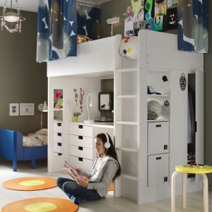 Łóżko na antresoli Stuva to kompletne rozwiązanie do pokoju ucznia. Zawiera biurko, szafę i regał w jednym. 1.420 zł. Fot. IKEA
