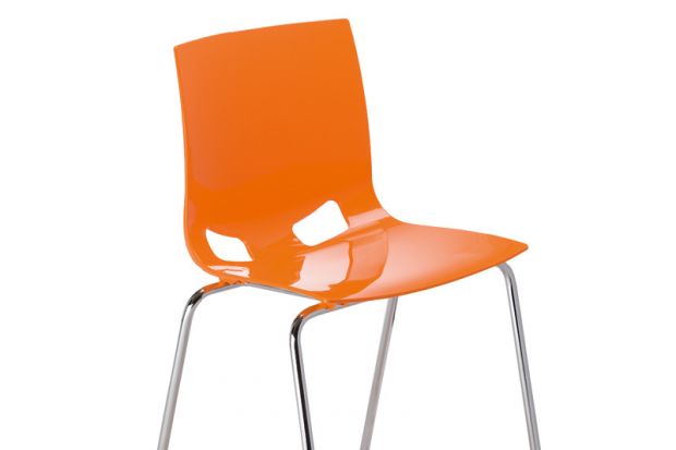 Fondo to krzesło o ciekawym wyglądzie, wyróżniające się oryginalnymi detalami dekoracyjnymi.