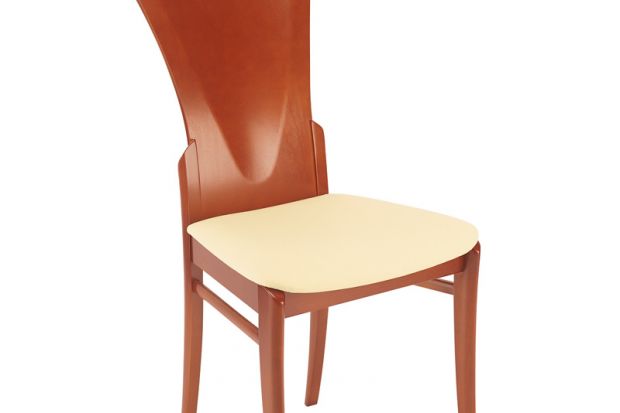 Krzesło z dekoracyjnym detalem na oparciu.
